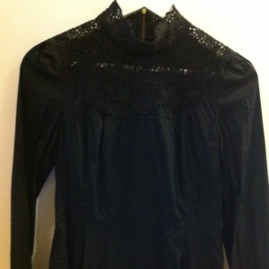  - Blus från In Wear med delorativa mönster i tyget vid halsen
I gott skick