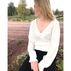 Vit spetsblus  - Väldigt skön och sval blus, knappt använd då de va fel storlek. Den är i storlek 40 från H&M