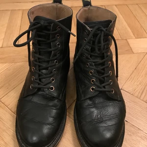 Dr.Martens slim, 37, svarta  - Ännu ett par Dr.Martens! Dessa är av en äldre och mjukare modell som jag absolut älskar, men får ge plats för nya skor. Dessa är i fint använt skick utöver slitna inuti som de blir med tiden. Så himla sköna är de! Strl 37  Vet ej frakt för dessa men kollas upp vid sälj. 