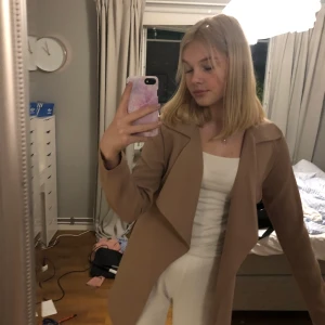 Tunn kappa  - Så fin tunnare kappa från bikbok! Säljer pga att den inte kommer till användning längre 💕✨. Stl xs och mitt pris är 180 kr då den ser ny ut 💕 köparen står för frakten ✨💕💕