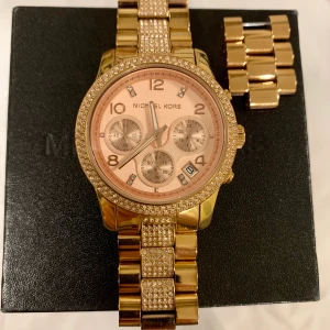 Michael Kors klocka  - Michael Korsklocka i roséguld. Använd sparsamt. Säljer den då den endast blir liggandes i garderoben. Serienummer finns på bild och originalbox ingår. Fler länkar av klockan ingår även. Självklart äkta. Nypris cirka 3 500 kronor. 