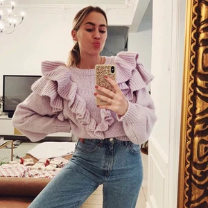 Stickad tröja ZARA - En fin lila stickad tröja med volanger från ZARA, SLUTSÅLD i butik! 