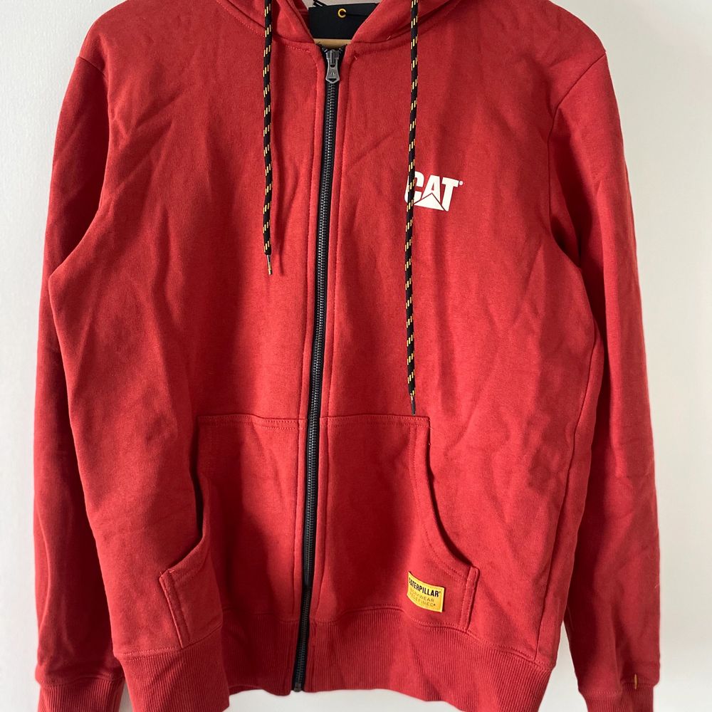 så sjukt snygg hoodie från caterpillar, finns ej på hemsidan eller butik i Sverige. helt oavänd o lappen är kvar, storlek m, perfekt för en oversizd look, originalpris är 900 kr. budgivning i kommentarerna! swish eller plicksafepay, du väljer!. Huvtröjor & Träningströjor.
