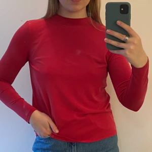 Röd polotröja  - Säljer min röda polotröja, storlek S och väldigt skönt material men används aldrig därav säljer jag den! Köparen får betala frakten som tillkommer!🍒🍒