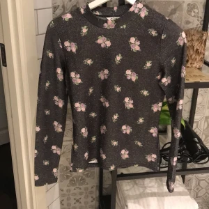 Tröja - Jätte snygg tröja från monki! Aldrig använd och I storlek M. Bud från 100 kr