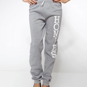  - Gråa mjukisbyxor, oanvända. 