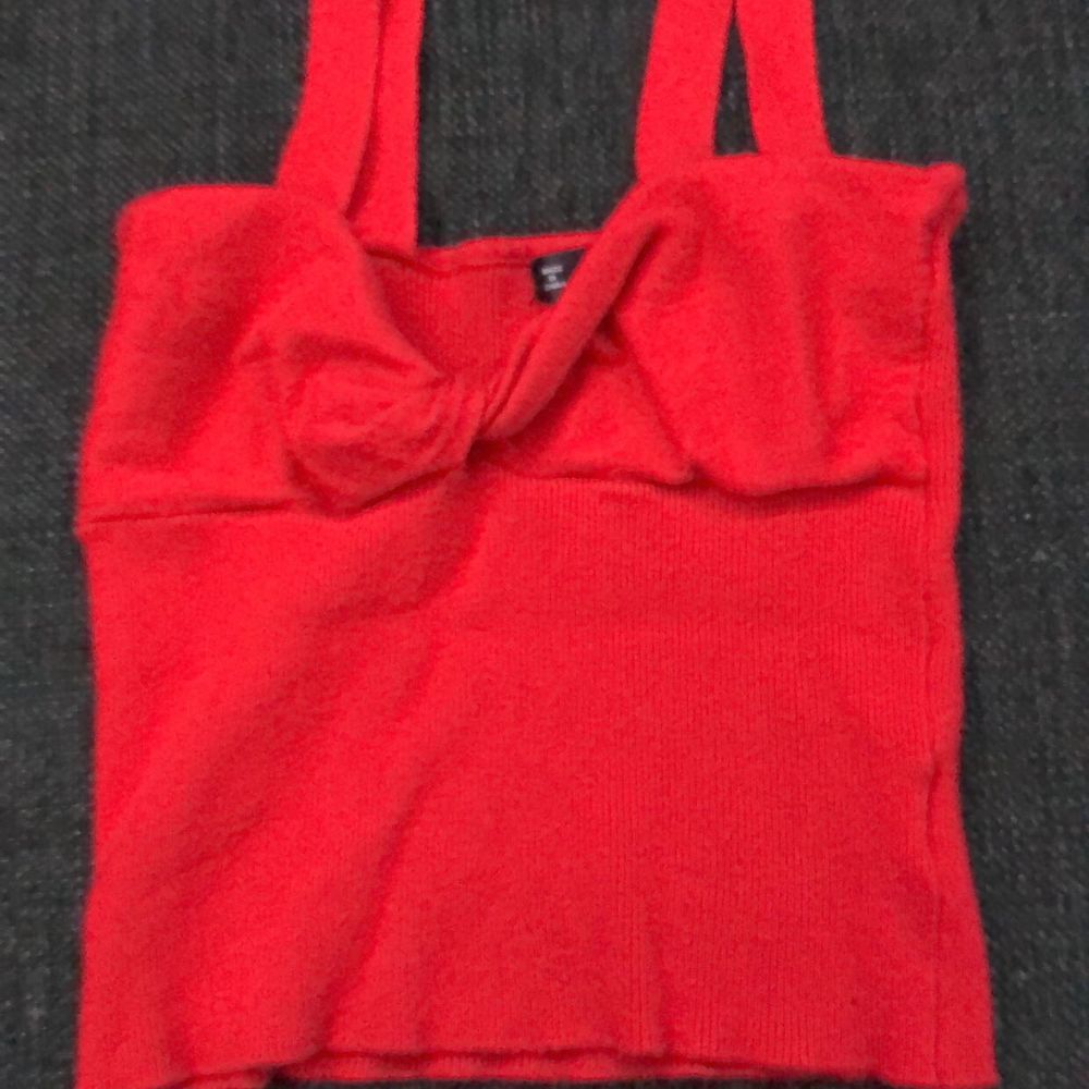 Den hära super fina röda linnet är köpt från SHEIN har haft den i 4 månader men har använd den nå enstaka gång. Det är storlek S. Toppar.
