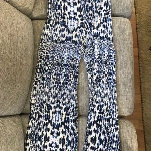 Vida Byxor, storlek S - Vida byxor i tunnt och skönt material. Storlek S. 75:-. Kan skickas med post, köpare står själv för frakten. 