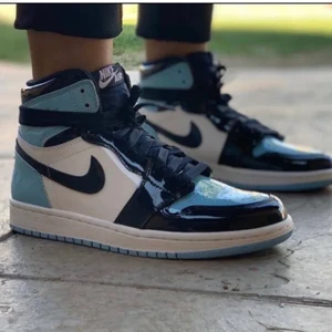 Jordans - Säljer mina jordans pga använder ej! Sällsynt färg! Buda i kommentarerna. Avslutas runt nästa vecka (29/10). Köparen står själv för frakten!