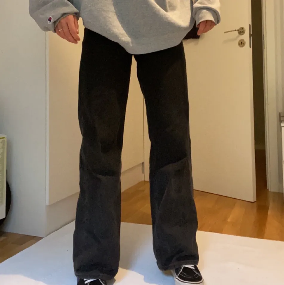 Skitcoola svarta jeans i modellen Yoko från monki. Säljer så de har blivit lite för små för mig. Hör av er om ni har frågor eller vill ha fler bilder!💕 Budet ligger på 280kr. Jeans & Byxor.