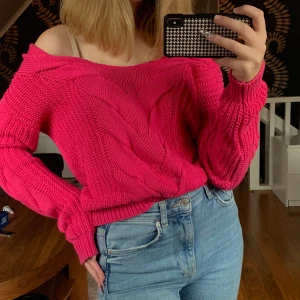 Fin stickad tröja! - Jättefin stickad tröja från Nelly! Storlek XS, men passar nog XS-M. Köparen står för frakten💗 pris kan diskuteras!
