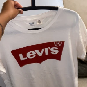 Levis t shirt - Vanlig vit Levis t shirt som är ganska ny