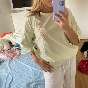 Oversize tshirt - Superccol tröja från Creo Studios. Skitcool men har bytt stil och inte hunnit använda den. På kaksidan står det väldigt diskret, texten kommer fram i solen.