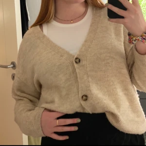 Oversized beige kofta - Jättefin kofta från Pull & Bear, ganska använd men fof i gott skick. Lite större i storleken så är egentligen typ en L men beror på hur man vill att den ska sittta. Frakt tillkommer.