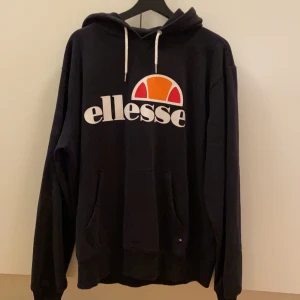 Ellessehoodie. - Har en fläck på ”apelsinen”. Fick den av min kollega men jag har aldrig använt den