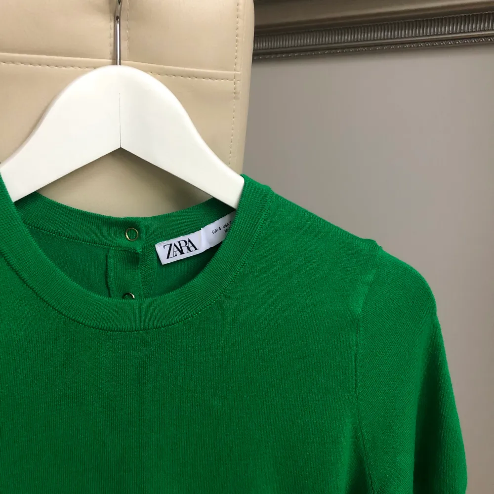Grön stickad tröja från Zara i skönt material och knäppe i ryggen.. Tröjor & Koftor.
