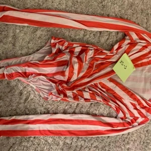 Bodysuit  - Använd i fint skick! Super fin på med ett par jeans eller en jeanskjol! Fler bilder skickas vid önskning! 