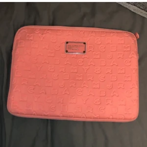 Datafodral marc jacobs - Smä fläckar som knappt syns