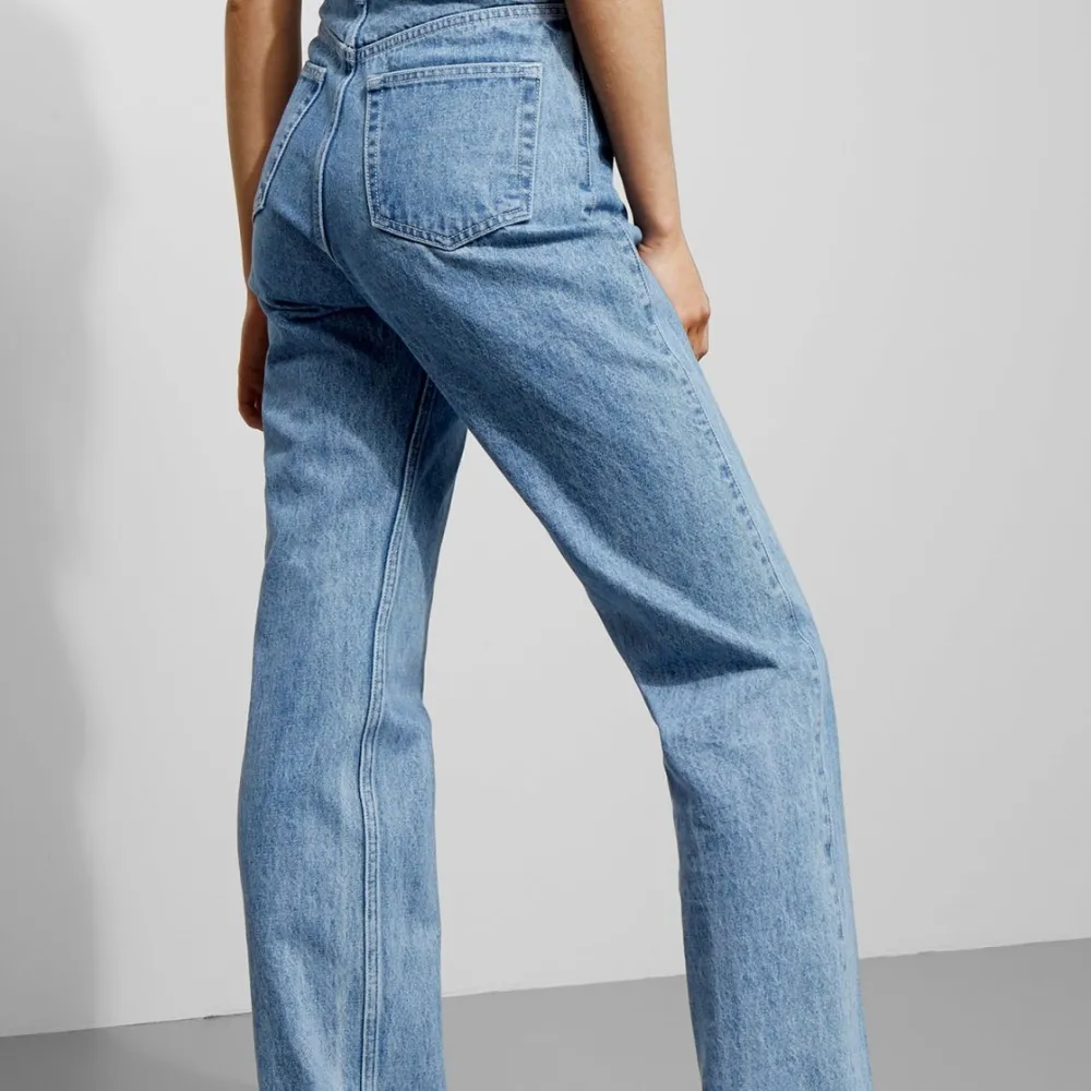 Sälje dessa row jeans från weekday i färgen sky blue. Str 27/30 men är lika långa som 32 då sömmen längs ner är uppsprättade. De har tyvärr blivit förstora så kommer inte till användning💕 superfint skick, nypris 500 kr. Jeans & Byxor.
