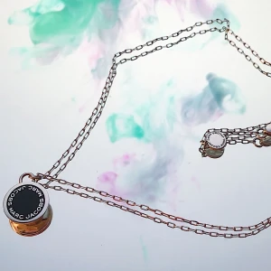 Marc Jacobs armband och halsband - Ett set från Marc Jacobs köpt för ca 2 år sedan. Armbandets ”knäpp-hylsa” har lossnat men det är bara att sätta dit en ny.  Båda är i nyskick (bortsett hylsan). Tror inte dessa säljs längre. Köp tillsammans för 500kr eller armband för 200 o halsband för 350. FRI FRAKT 