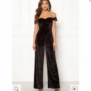 Jumpsuit  - Säljer då min jumpsuit från bubbelroom i storlek 38 som är använd endast en gång!!! Jag är 170cm och den är några cm för lång men blir perfekt med klackskor! Kan skicka bild om så önskas!! Pris kan diskuteras vid snabbaffär! 