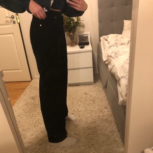 Monki jeans - As coola manchester jeans ifrån Monki. Storlek 38. Säljer då dem ej kommer till någon användning. Skriv privat för mer bilder!