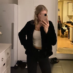 Svart jacka - Svart fuskpäls jacka i bra skick från Vero Moda. 