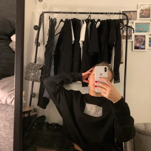 Svart tröja  - Svart snygg tröja med tryck 🤩