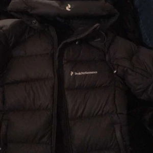 Peak performance  - Svart peak performance jacka! Köpt för 3 år sedan, använd under 1 vinter