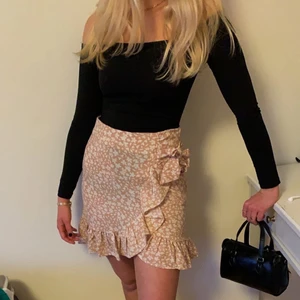 Kjol - !Är inte så genomskinlig som bilden visar! Superfin somrig kjol💖