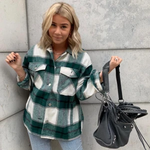 Rutig jacka Zara - Fint skick på denna!! Strl M, passar S/M💓 Frakt tillkommer🚚 