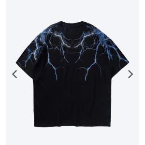 T-shirt med blixtrar från New Wave Amsterdam. Aldrig använd, då den är för stor. Säljer för 150 kr + frakt