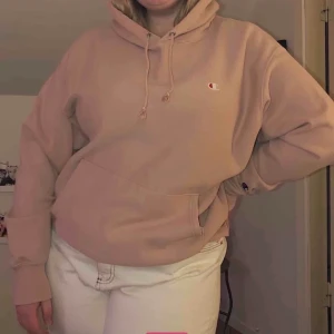 Champion hoodie - Snygg beige champion hoodie i bra skick, najs oversized. Köparen står för frakt⚡️⚡️💘