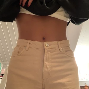Beiga vida jeans från Monki - Säljer nu ett par av mina favoritjeans från monki!  Dem är beiga i passformen Yoko. Använda ca 10 gånger och har inga tecken på slitningar