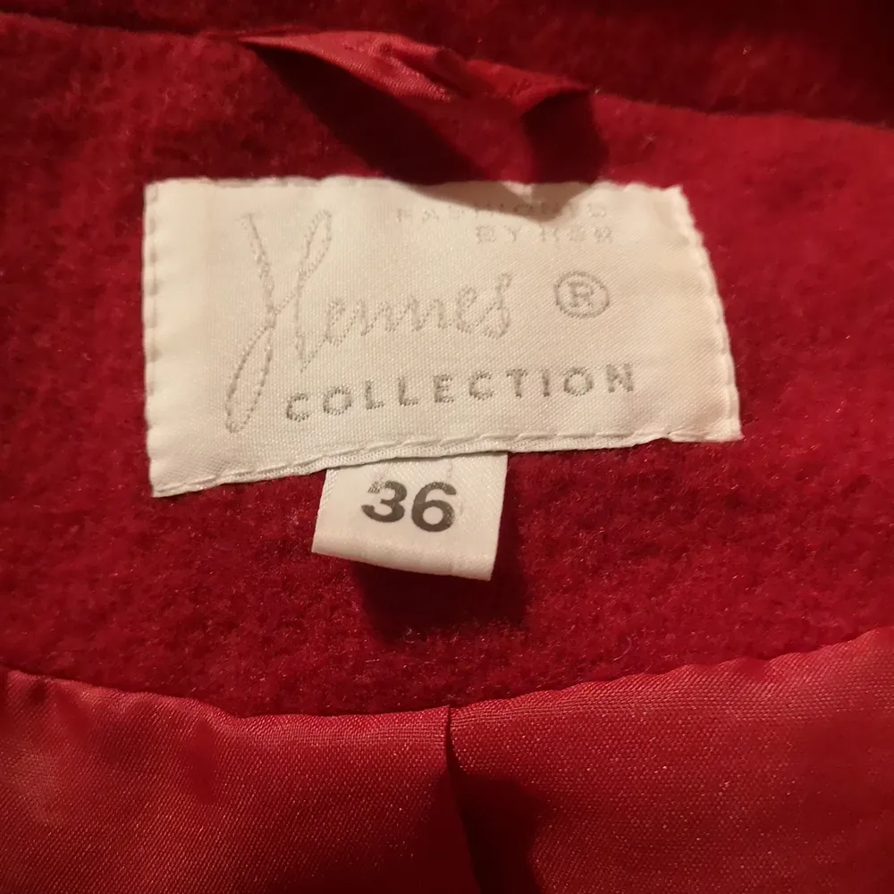 Gullig oversized kavaj från H&M i storlek 36, ger riktiga late 80s early 90s vibbar. I fint begagnat skick! Frakt för denna ligger på 63 kr, samfraktar gärna👍😊. Kostymer.