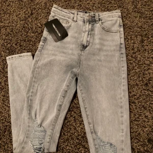 Jeans - Tighta jeans med slits på knäna. Tighta. 