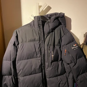 Sailracing vinterjacka - En fin vinterjacka som håller värmen perfekt, storlek L inga märken och inga hål så i stort sett ny skick, nypris= 3000kr 