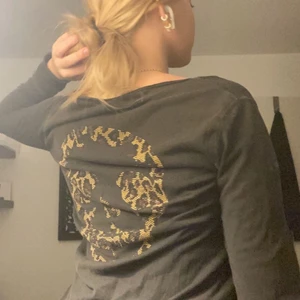 Zadig & Voltaire tröja - Longsleeve Zadig tröja , samma modell som den vita jag också säljer på min sida! Nypris : 1300kr