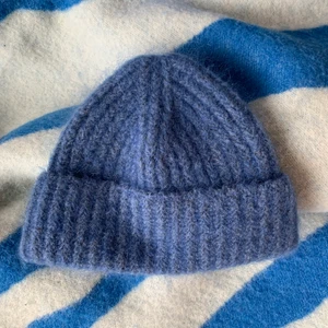 Cos mössa - Jättefin varm ullmössa från cos från förra vintern. Sparsamt använd i onesize. 