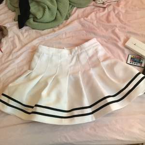 En kjol från H&M i storlek 36! Upphämtning i Stockholm eller frakta (ca 60kr extra)