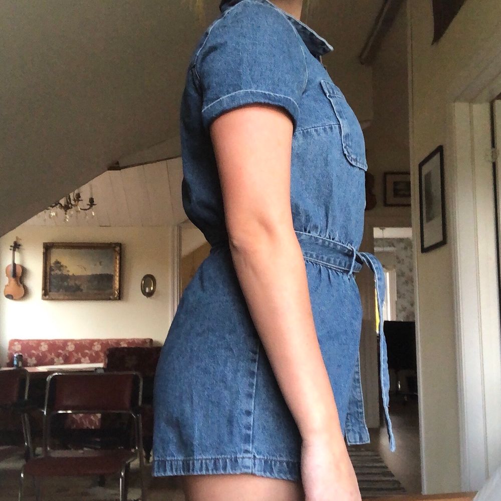 Playsuit i jeans från hm. Dragkedja fram och knyts i midjan. Helt oanvänd (prislapp kvar), köpt i våras. Superfin och snygg, säljer pga lite för liten för mig. Den är storlek 40 men jag skulle säga att den passar storlek 38 bättre. Obs köpare står själv för frakt!. Övrigt.