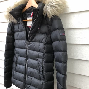 Tommy Jeans - Superfin, skön, varm Tommy Jeans Essential Jacket i mycket fint skick. Inte mycket använd! Storlek S. Inköpt för 2400kr.  Jag fixar frakten :)