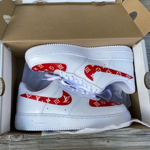 Nike  - Hello, säljer custom af1, skicka gärna in önskemål💜 för ett par helt nya skor kostar det totalt mellan 1300-1500 kr💜✨