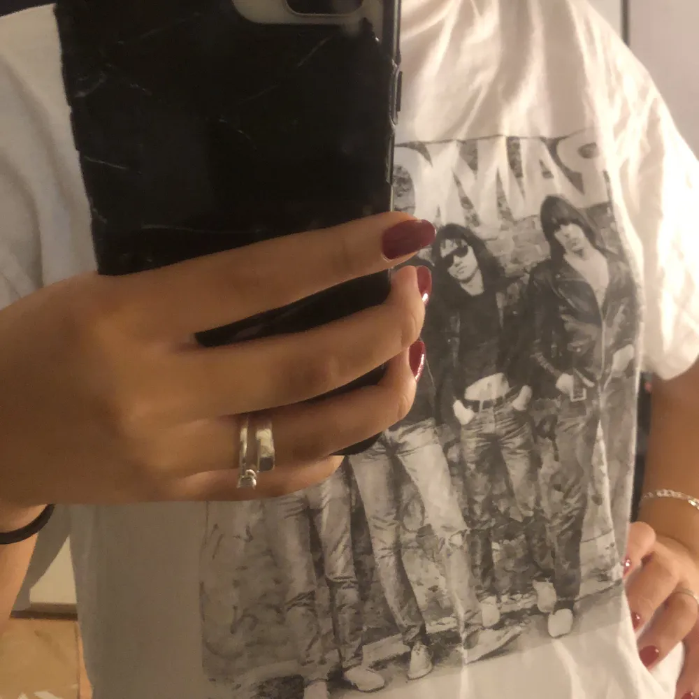 Säljer denna super sköna och fina t shirt från pull and bear. Den är använd 1 gång och är lite skrynklig men kan stryka den innan ni får den om det önskas. . T-shirts.