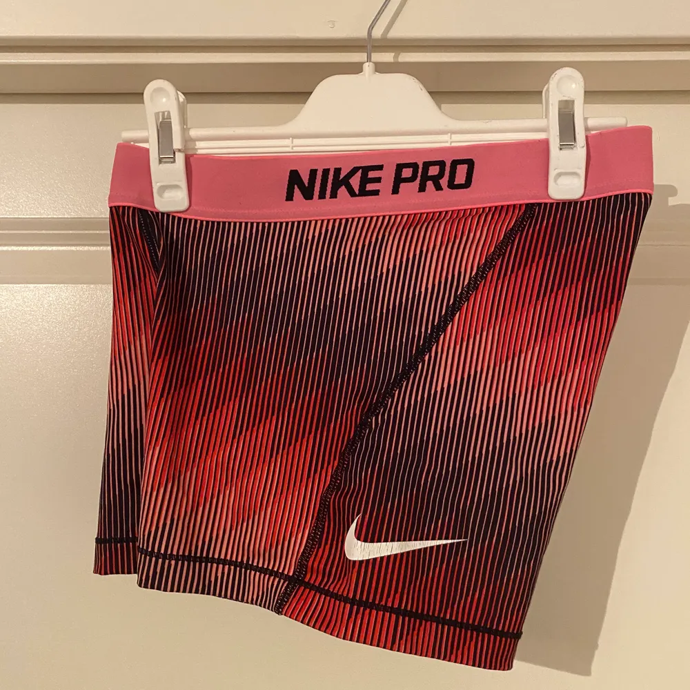 Nike Pro shorts i fint skick!  Kan mötas upp i Västerås, annars står köparen för frakten.. Shorts.