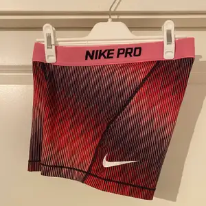 Nike Pro shorts i fint skick!  Kan mötas upp i Västerås, annars står köparen för frakten.