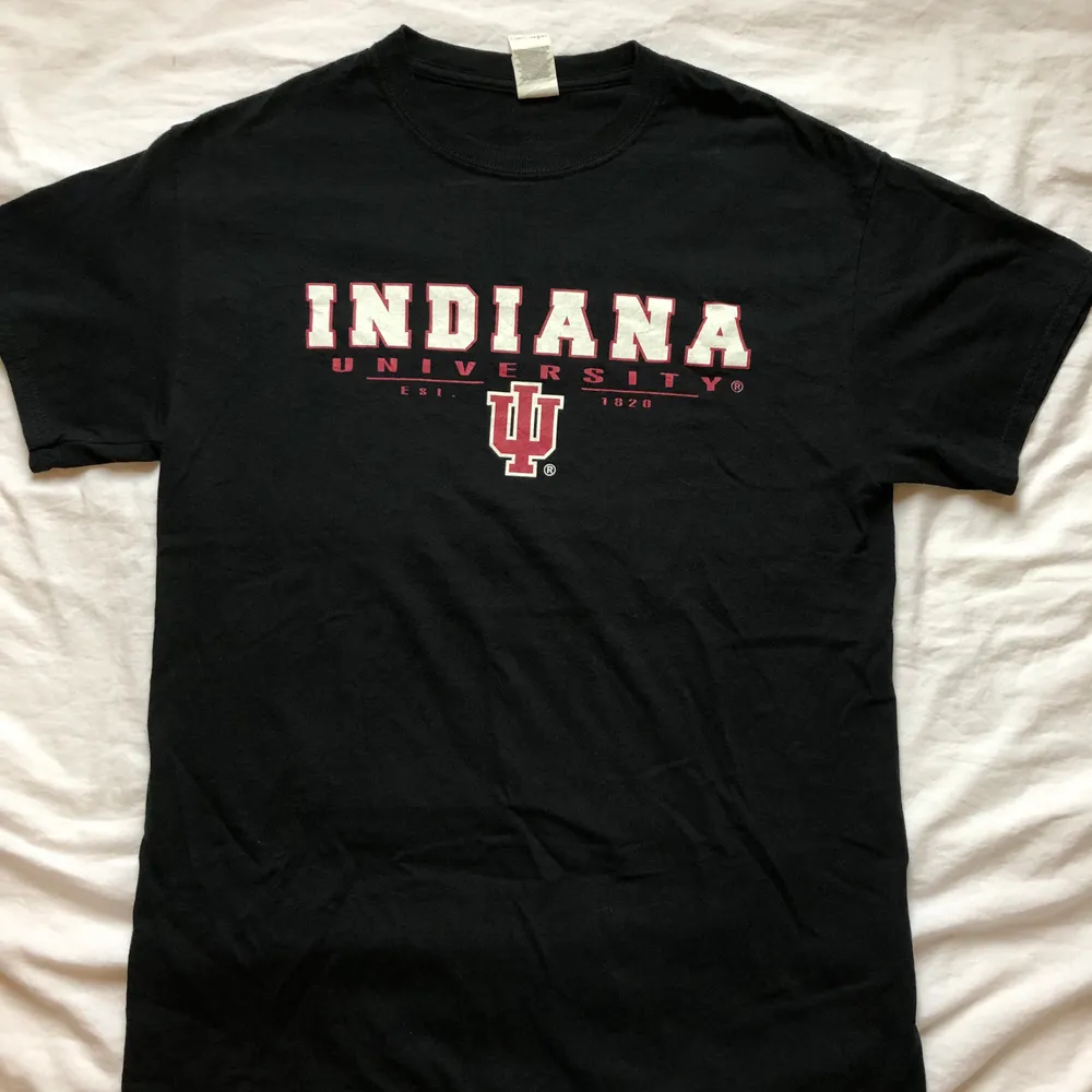 Svart vintage t-shirt med trycket Indiana University. Cond 8/10. T-shirts.