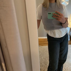 Snygg stickad väst - Såå snygg grå väst från Prettylittlething. Aldrig använd så nyskick! Har vikt upp den lite på bilderna