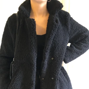 Teddy kappa - Köpt från Nelly för förra året. Nypris 749 kr. Använd Max 5 ggr så jättefint skick. Super mysig till höst/vinter. Liten i strl passar bäst XS-S.💕 Buda privat från 150 kr eller köp direkt för 350 kr. Endast seriösa köpare.