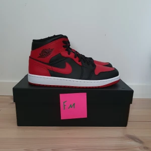 Air Jordan 1 Mid Banned 2020 - Air Jordan 1 Mid "Banned" 2020   Size: US 9.5 EU 43   Helt Nya   2000kr + frakt   Kvitto Finns